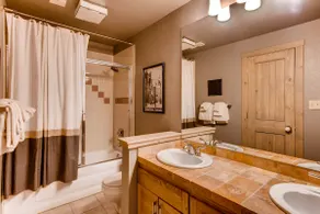 Elegantly Styled Plaza Condo Condo - Image 4