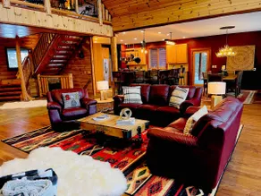 19 Person Private Log Lodge on large wooded lot 2 min from Beaches/Golf/Wine! - Image 4