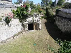 Air-conditioned house with private parking - Image 3