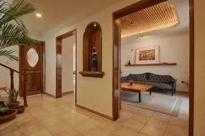 The Middle House. Location + Terrace + Garage - Image 4
