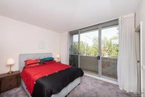 Spacious sun-drenched apartment, centrally located - Image 4