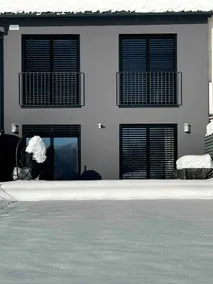 Designer townhouse with mountain views - Image 5