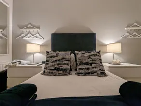 Stylish 1 Bed Apartment with Sea views - Image 3