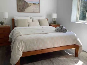 Kates Place - spacious clean + green - Image 5