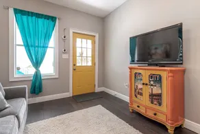 Frank's Farmhouse, terrific location in Ybor City - Image 2