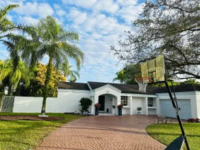 Villa in Miami with Heated Pool & Salt System - Image 3