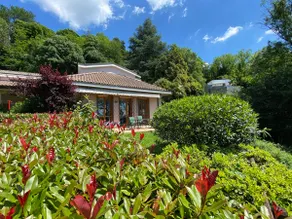 Lakefront house with pool and private garden - Image 3