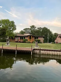 Relaxing Mid-Century Modern Home with Bay Access - Image 2