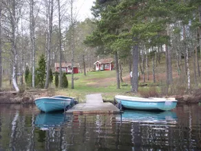 Family cottage by lake with boat and fishing license - Image 4