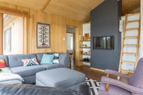 Escape to this modern cabin overlooking the lake - Image 5