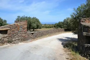 detached house, surrounded by greenery overlooking the sea - Image 2