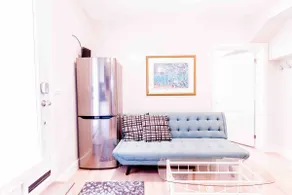 Cute & Cozy Apt heart of QUEEN WEST w parking - Image 3