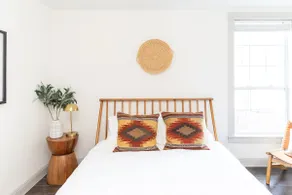 Artsy upscale estate w/ big yard near downtown - Image 2
