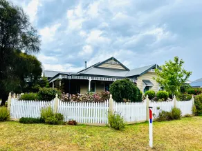 Charming period cottage with a picturesque garden - Image 2