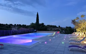 Charming Alpilles farmhouse, 14 people, shared pool - Image 3