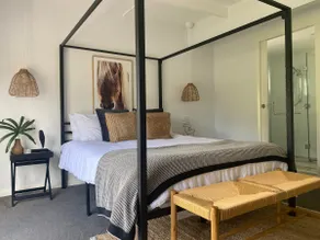 Lakeside Boathouse - Stylish 2 bedroom 2 bathroom Lakeside Cottage sleeps 6 - Image 2