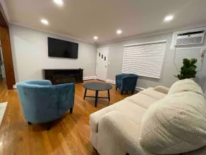 Coastal Gem: 2BR Close to the Shore - Image 2