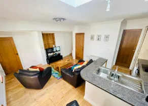City center, quiet bungalow with parking. - Image 2