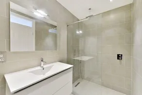 Chelsea 2/3 Bdrm free parking - Image 5