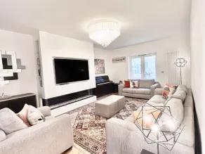 Luxury 4 Bedroom House @Oxley Park 5mins from CMK - Image 2