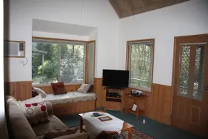 Shadybrook alpine cottage one bedroom No 3 in gardens adjoining the Ovens River  - Image 2