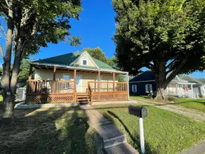 Vintage 1910 Cottage Home - Image 2