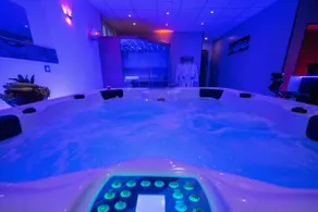 Private loft with hot tub and sauna - Image 3