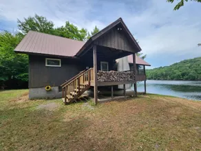Beautiful house on the lake with a boat launch. - Image 4