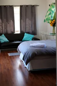 Beautiful Garden Cottage in Pinelands - Image 5