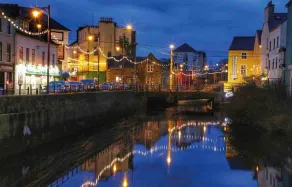 Modern CANAL VIEW Home, in City Centre, Sleeps 8 - Image 4