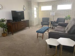 Clean 3 bedroom with garage close to park - Image 2