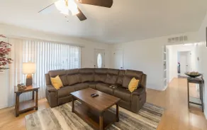 Stylish 3 bedroom 2 bath in the heart of uptown - Image 3