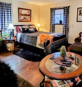 Cozy Bee’n’Bee Cottage Suite & Hot Tub - Image 2