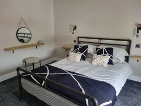 Grade ll listed guest accommodation - Image 4