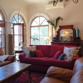 McQueen House: 4BR antique luxe with WiFi - Image 3