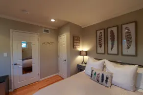Clean & Cozy w/ Private Entrance for 1-2 Guests - Image 3