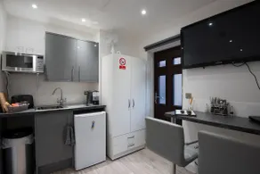 Gatwick 5 minutes away air conditioned annexe - Image 4