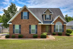 Luxurious Home on Quiet Block - Image 2