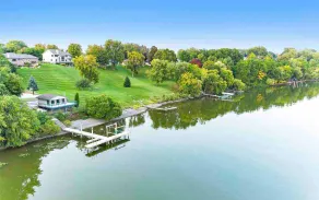 WATERFRONT VACATION DREAM HOME! - Image 4