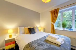 Modern 2 Bed House Sleeps 6 Southam Town Centre - Inspire Homes Ltd - Image 2