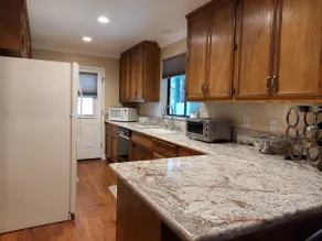 Cozy Mountain Retreat, Wi-Fi, decks, easy parking - Image 2