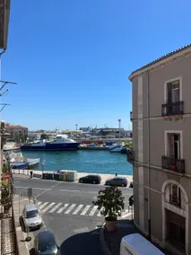 Beautiful Design & Cosy Apartment with Quay View - Image 4