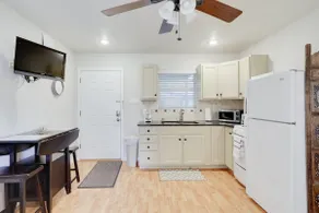 ★Cottage 4 - Great for Exploring SoCo-SLEEPS 4! ★ - Image 3