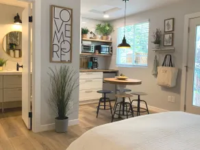 New cozy studio 2 queen beds kitchen walk to water - Image 2