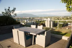 Modern flat with 10/10 walk score! 90 day minimum - Image 4
