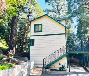 Cheerful 3-Bedroom Cabin with indoor fireplace - Image 2