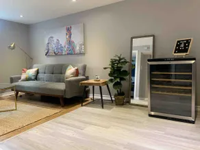 Modern And Bright Hamilton Mountain *Hidden Gem* - Image 2
