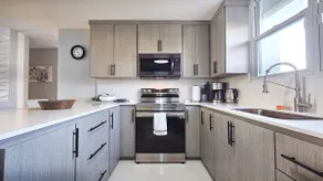 Newly Renovated Luxurious Beachfront Condo - Image 3