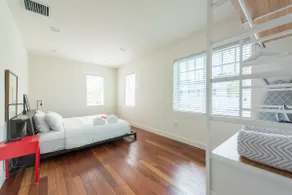 3 Bedrooms Sleeps 8 Best Value in South Beach - Image 5