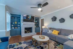 Spacious home, centrally located, amenity loaded - Image 2